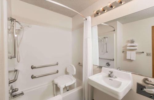 Wichita Hotel | Howard Johnson by Wyndham Wichita Airport