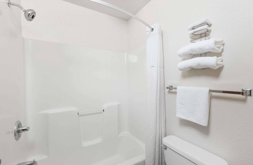 Wichita Hotel | Howard Johnson by Wyndham Wichita Airport