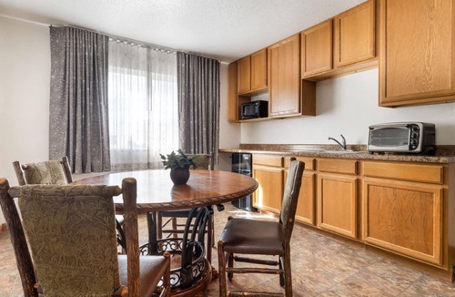 Oacoma Hotel | Howard Johnson Hotel & Suites by Wyndham Oacoma