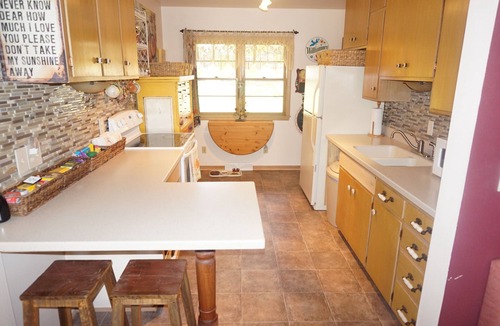 West Des Moines House | HUGE 7 Bedroom 3 Bathroom Brick Home with rates as Low as $30 per Bedroom !