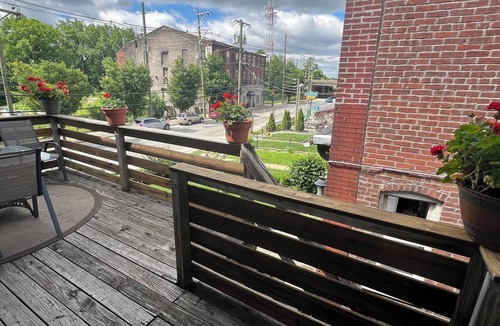 Butchertown Apartment | Huge Family Friendly 2-bedroom apartment WiFi, kitchen, AC/Heat, and sleeps 7