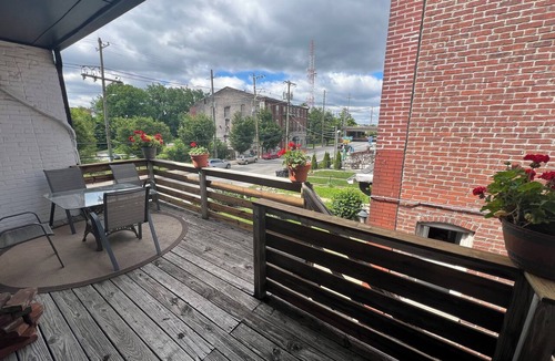 Butchertown Apartment | Huge Family Friendly 2-bedroom apartment WiFi, kitchen, AC/Heat, and sleeps 7
