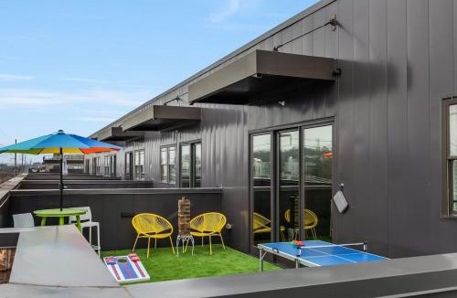 Hadley - Washington Apartment | Huge Private Patio with Games & Skyline Views