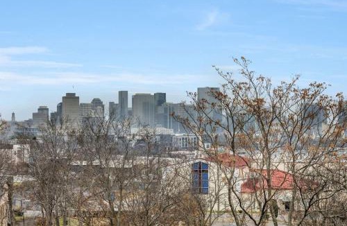 Hadley - Washington Apartment | Huge Private Patio with Games & Skyline Views