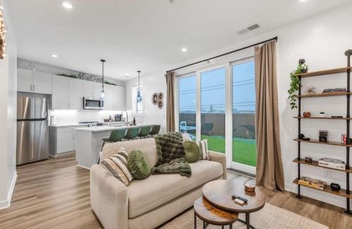 Hadley - Washington Apartment | Huge Private Patio with Games & Skyline Views