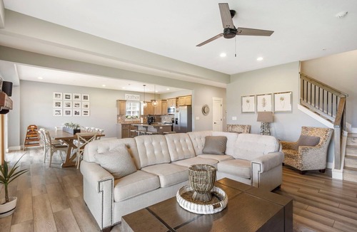 Branson Theater District House | INCREDIBLE HOME*Minutes to Lake*Indoor Pool*In Town* Golf View*Gas Fire Pit*