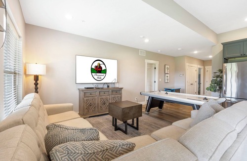 Branson Theater District House | INCREDIBLE HOME*Minutes to Lake*Indoor Pool*In Town* Golf View*Gas Fire Pit*