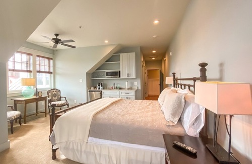Oriental Hotel | Indigo Bunting Suite, Waterfront NC - River Dunes