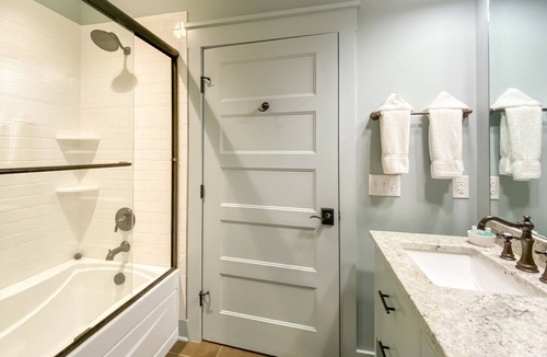 Oriental Hotel | Indigo Bunting Suite, Waterfront NC - River Dunes