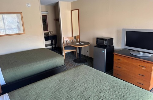 Harriman Hotel | Inviting 4-Room Stay with Complimentary Parking & Continental Breakfast