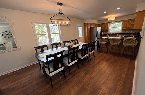 Emerald Isle House | ISLE BE THERE ~5 min Walk to Beach, 4 Bedrooms, Golf Cart, 6 Bikes, Dog Friendly