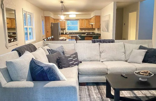 Emerald Isle House | ISLE BE THERE ~5 min Walk to Beach, 4 Bedrooms, Golf Cart, 6 Bikes, Dog Friendly