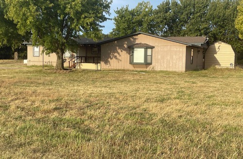 Blaine County House | IV Rozes Ranch Charming 3-bedroom country house with AC and WiFi in Longdale.