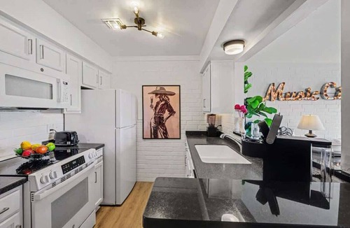 North Capitol House | Jolene’s Hideout-Communal Pool-Mins to Broadway