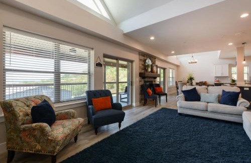 Table Rock House | Journey's Remedy -Lake View Sleeps 30