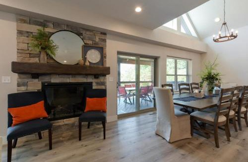 Table Rock House | Journey's Remedy -Lake View Sleeps 30