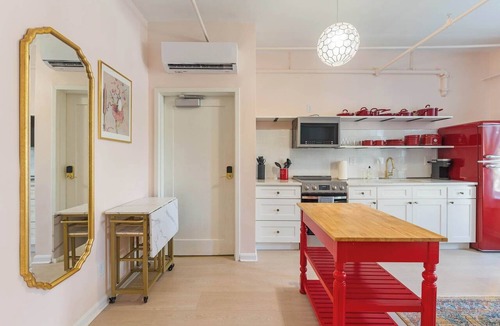 East Market District Apartment | Juke – Romantic Artist’s Retreat in Louisville