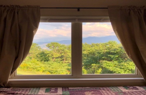 Chalet Village Condo | June Stay 3 Nights Get 4th Night FREE! Mountain Top Studio with Smoky Mtn Views!