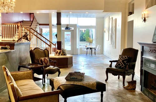 Cowan House | K. ensuite room in Historic Railroad Inn & town. Continental Breakfast.