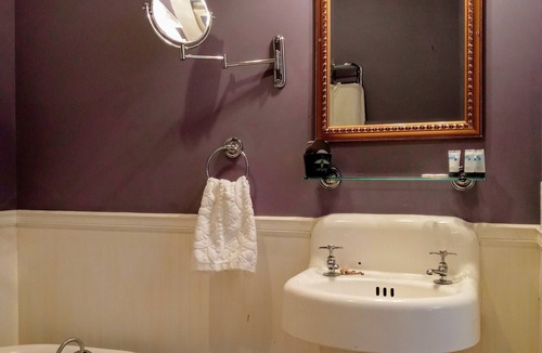Cowan House | K. ensuite room in Historic Railroad Inn & town. Continental Breakfast.