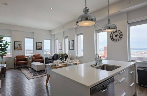 Downtown Kansas City Apartment | Kansas City King Lux Retreat - Massage Chair - Gym - Free Parking