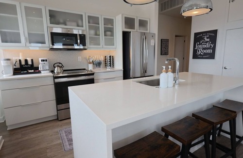 Downtown Kansas City Apartment | Kansas City King Lux Retreat - Massage Chair - Gym - Free Parking