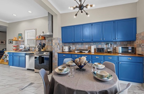 Pendleton Heights House | KC Spacious Retreat 4BR 3BA 3 Kings Near Chiefs & Downtown