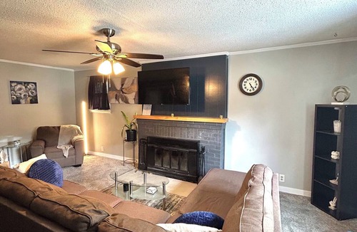 South Kansas City House | KC World Cup Home Base. Sleeps 8. 13 Min to Stadium.