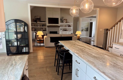 Crestwood House | Kentucky Derby Luxury Rental - 5BR Home Sleeps 10 - 25 Min to Churchill Downs