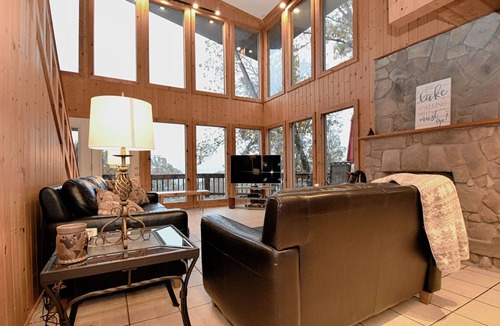 New Concord Ski Chalet | Kentucky Lakefront Chalet/Near Murray Ky & Paris Landing Area /W Hot Tub n Dock