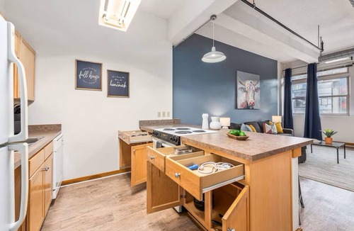 Mission Apartment | King Bed Downtown KC Walkable KC Loft Parking