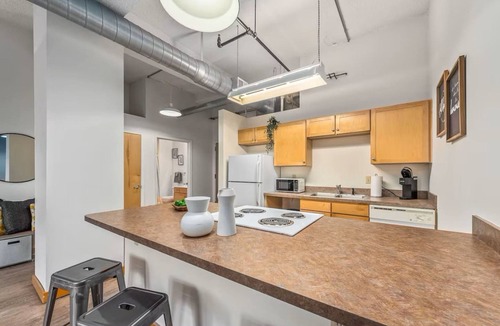 Mission Apartment | King Bed Downtown KC Walkable KC Loft Parking
