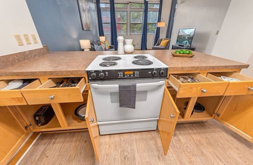 Mission Apartment | King Bed Downtown KC Walkable KC Loft Parking