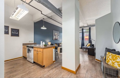 Mission Apartment | King Bed Downtown KC Walkable KC Loft Parking
