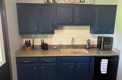 Farmington House | King Bed, game room minutes away from downtown, golf courses + BIG back yard