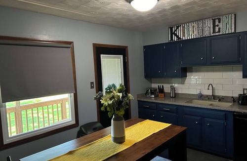 Farmington House | King Bed, game room minutes away from downtown, golf courses + BIG back yard