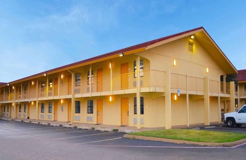 Texarkana Apartment | King Bed Non-Smoking