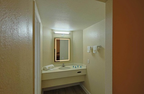 Texarkana Apartment | King Bed Non-Smoking
