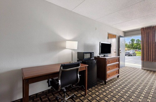 Greeneville Apartment | King Bed|Non-Smoking
