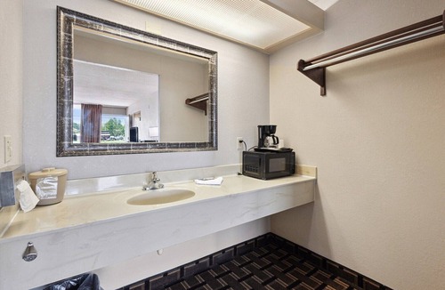 Greeneville Apartment | King Bed|Non-Smoking