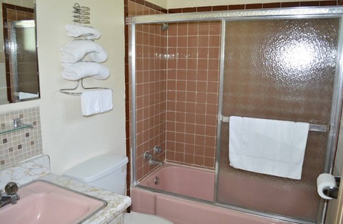 Elwood Apartment | King Bed Non-Smoking