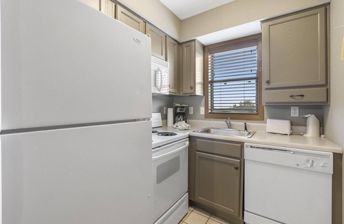 Indian Point Apartment | King Bed, Private Balcony, Lake View - Must See! - Indian Point (U1502A)
