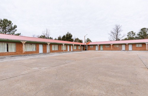 Holly Springs Apartment | King Bed Smoking | Holly Springs