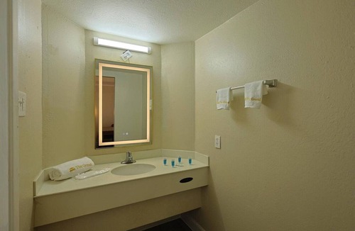 Texarkana Apartment | King Bed|Smoking|Texarkana TX