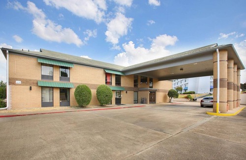 Texarkana Apartment | King Bed | Smoking|Texarkana