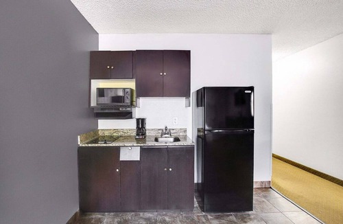 Texarkana Apartment | King Bed Smoking Walkin
