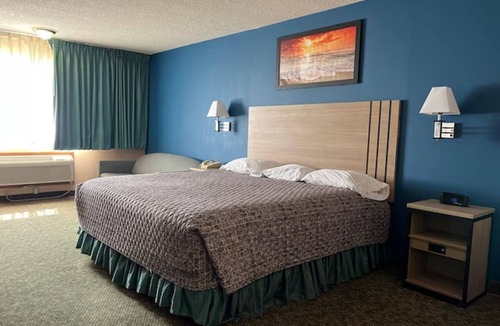 Marysville Hotel | King Bed + Sofa Bed with Free Parking | Walk to Historic Downtown & Museum
