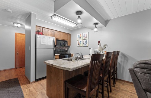 Notch Estates Condo | KING BEDS!~Gathering Place~ WALK-IN🏠NO STAIRS🎡1 MILE FROM SDC🎢