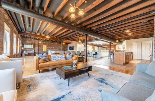 Shelby Park Apartment | KING Penthouse Sleep8 4Bed 3BR 2BA Swepson Loft