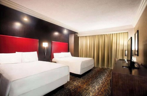 Bridgeport Hotel | King Room at a Hotel